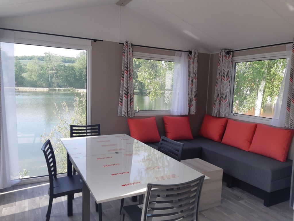 Séjour panoramique du mobil-home La Carpe avec vue sur l'étang