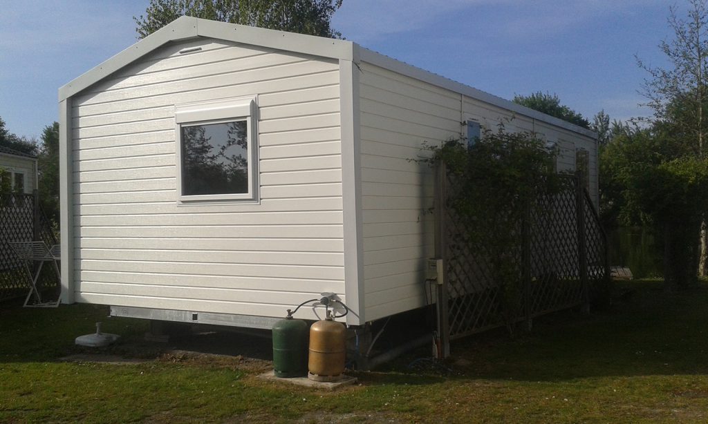 Vue arrière du mobil-home La Perche