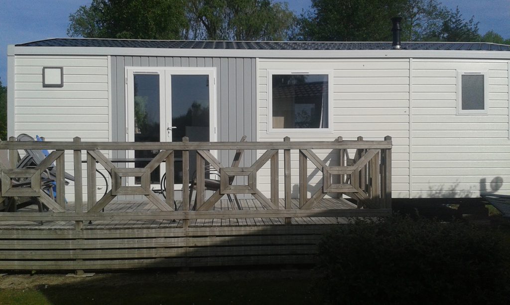 Extérieur du mobil-home La Perche avec terrasse