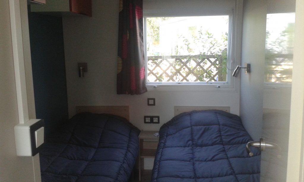 Chambre avec deux lits simples du mobil-home La Perche