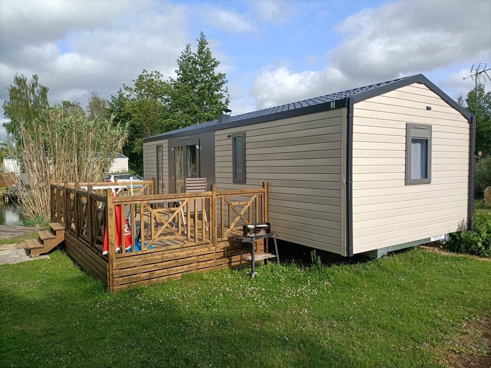Vue extérieure du mobil-home Le Brochet et de sa terrasse