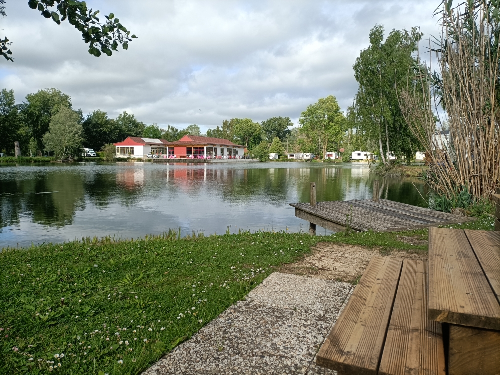 Ponton du mobil-home Le Brochet au bord de l'étang