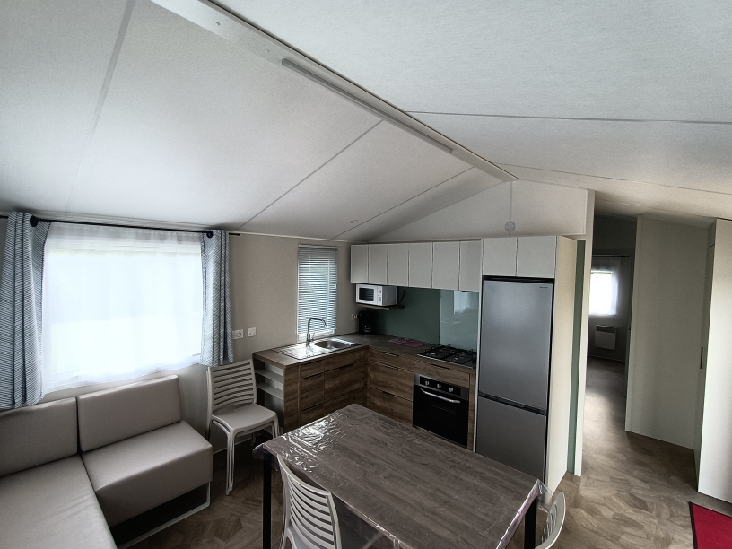 Cuisine équipée et coin repas du mobil-home Le Brochet