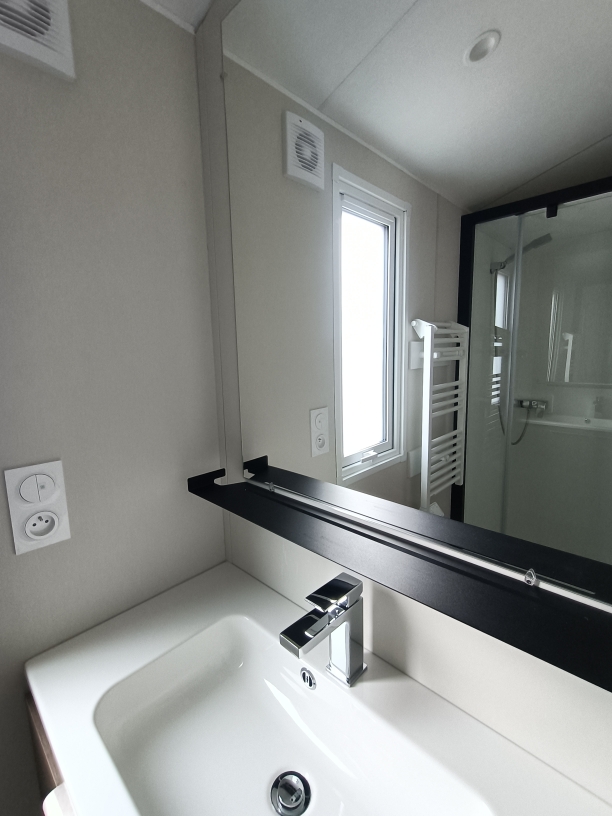 Salle d'eau du mobil-home Le Brochet