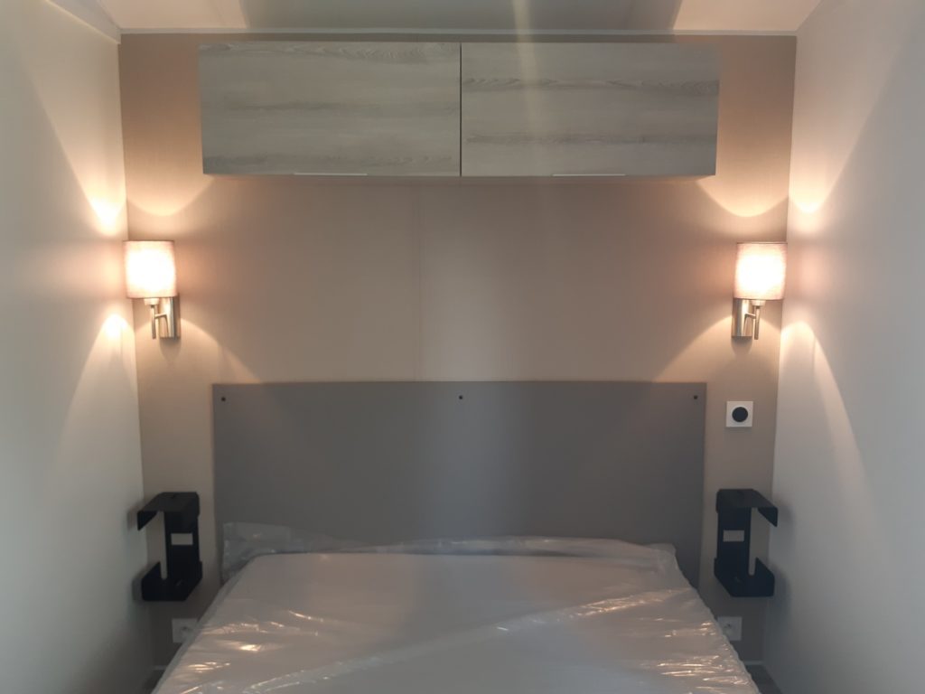 Chambre parentale du mobil-home Le Gardon
