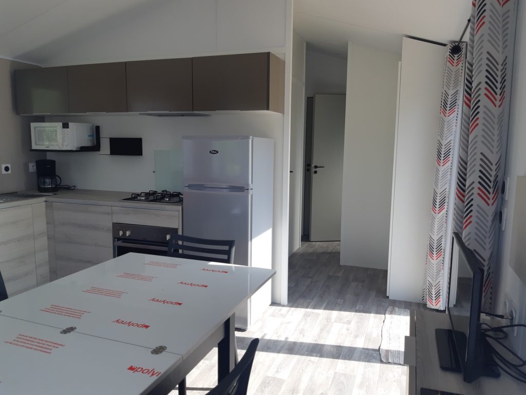 Séjour et accès aux chambres du mobil-home Le Gardon