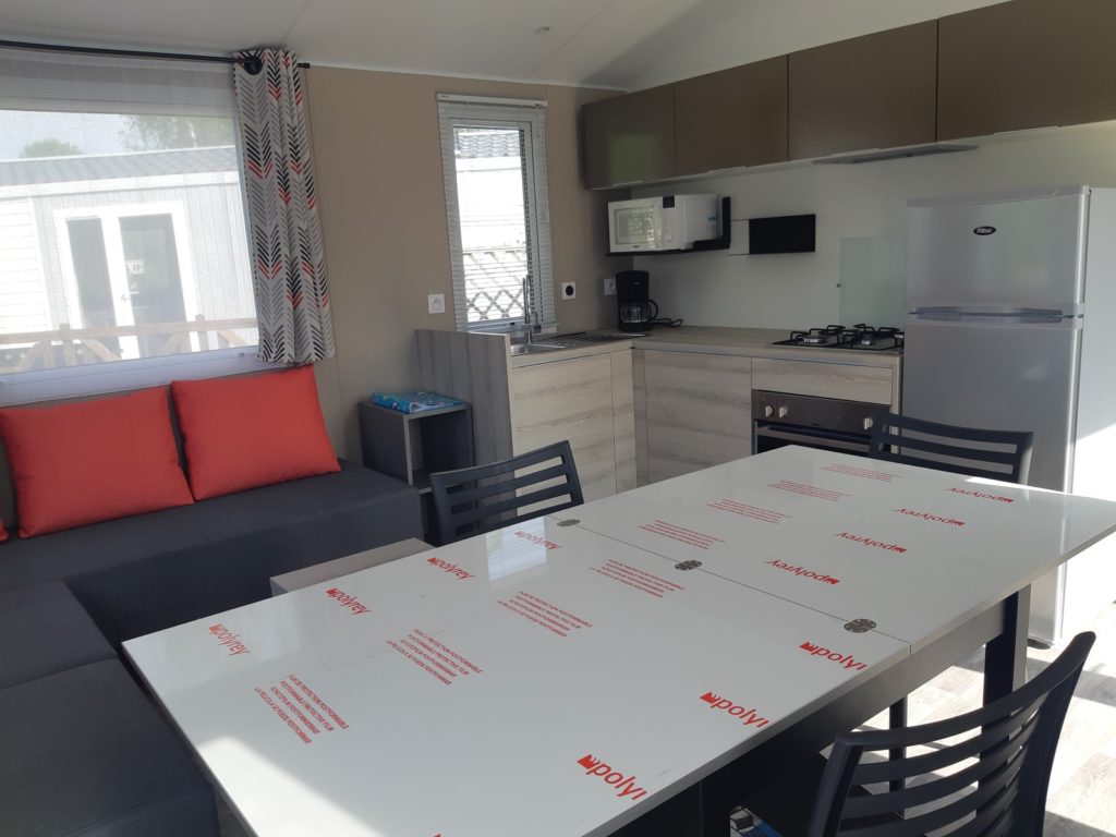 Cuisine équipée et coin repas du mobil-home Le Gardon