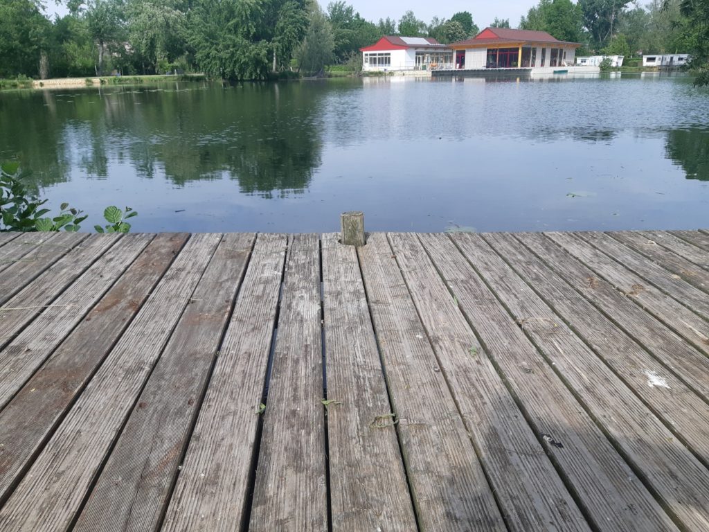 Ponton de pêche du mobil-home Le Gardon