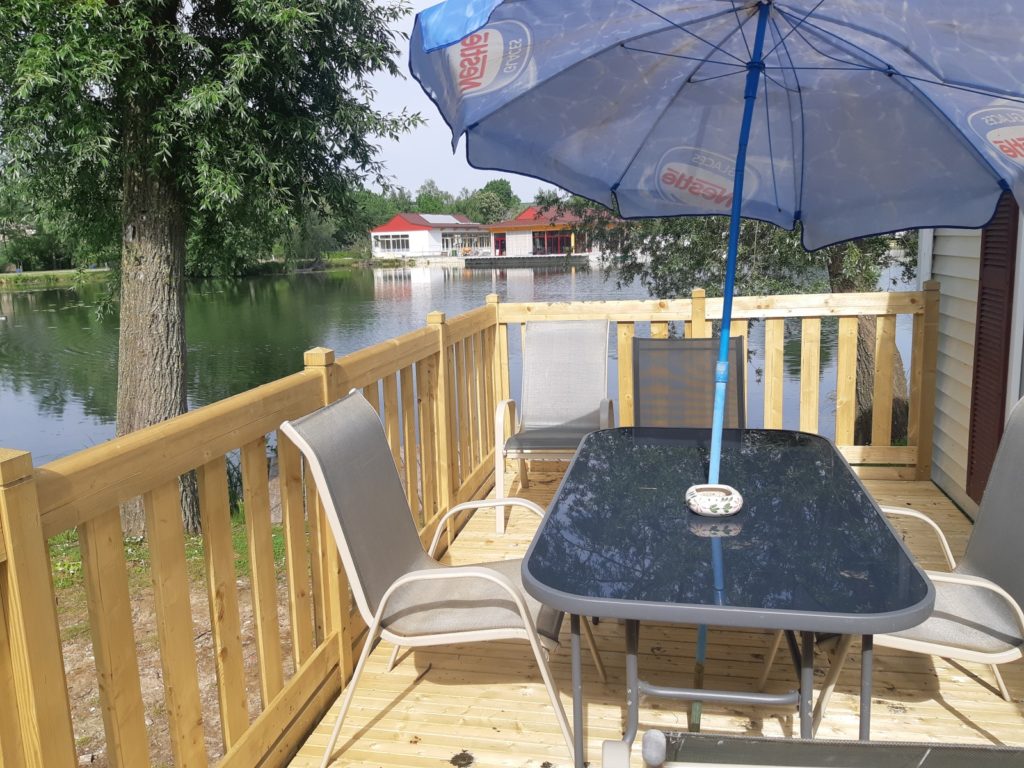 Terrasse aménagée du mobil-home Le Gardon face à l'étang
