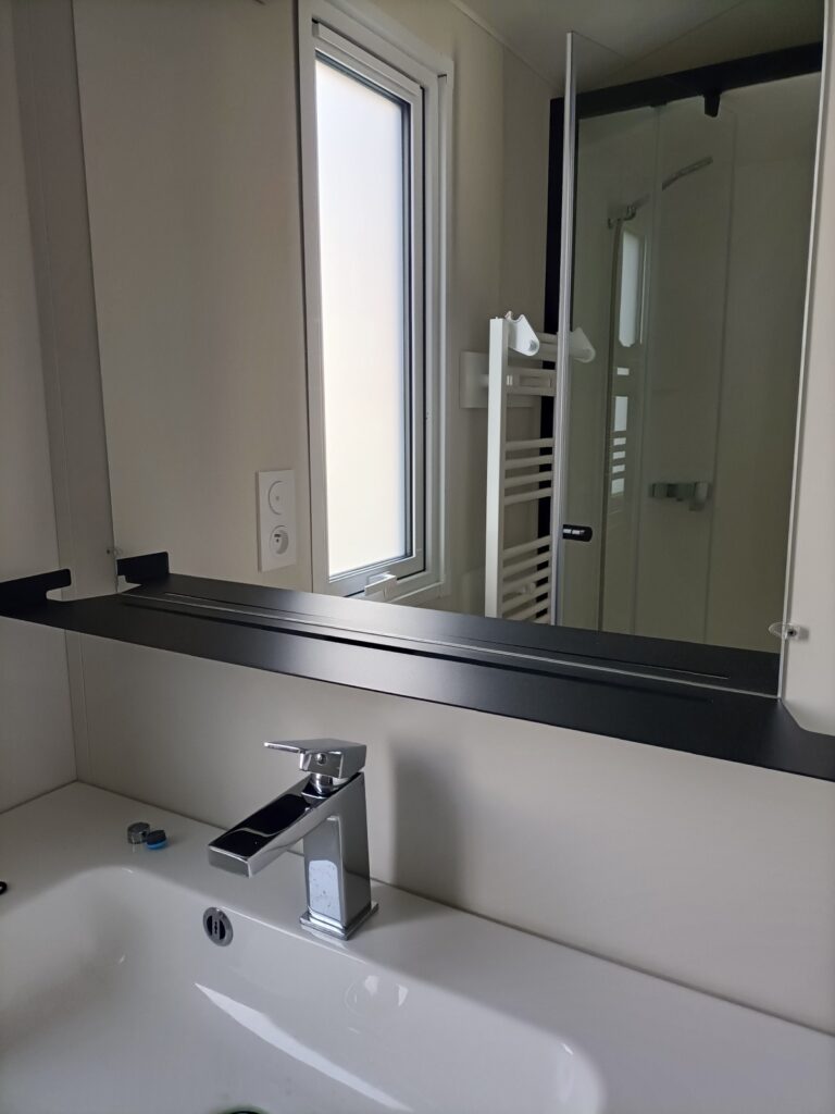Salle de bain avec douche