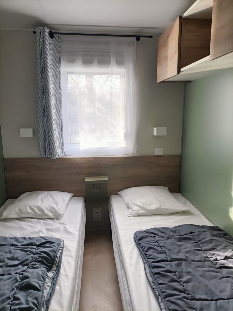 Chambre avec deux lits simples