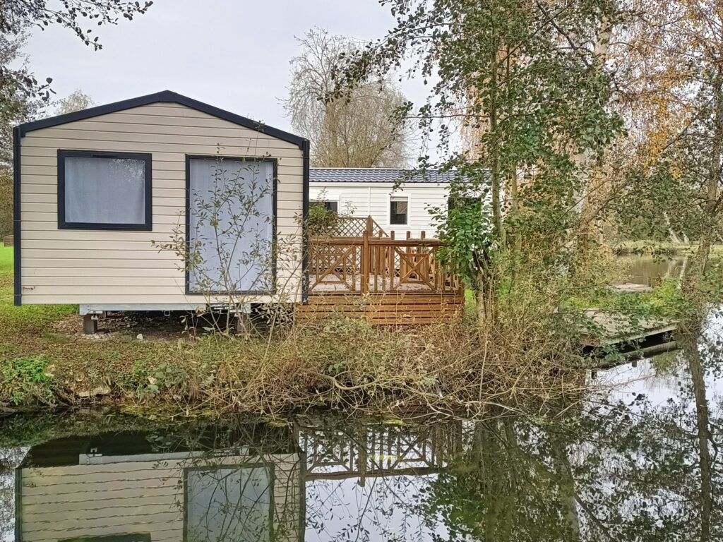 Mobil-home Le Pic Vert installé au bord de l'étang