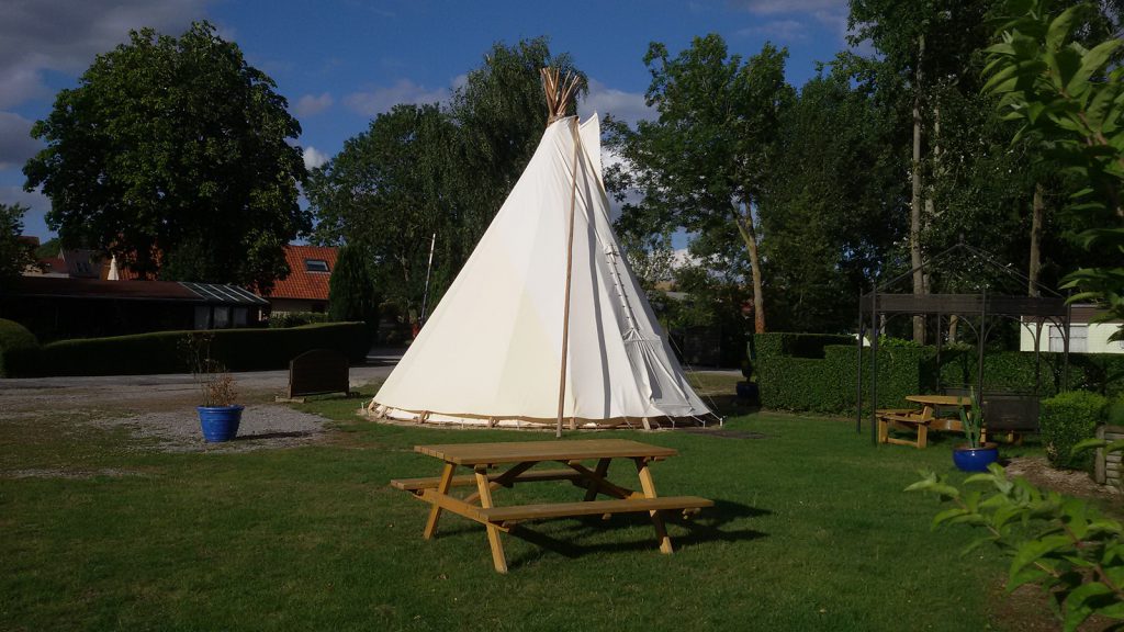 Tipi et table de pique-nique