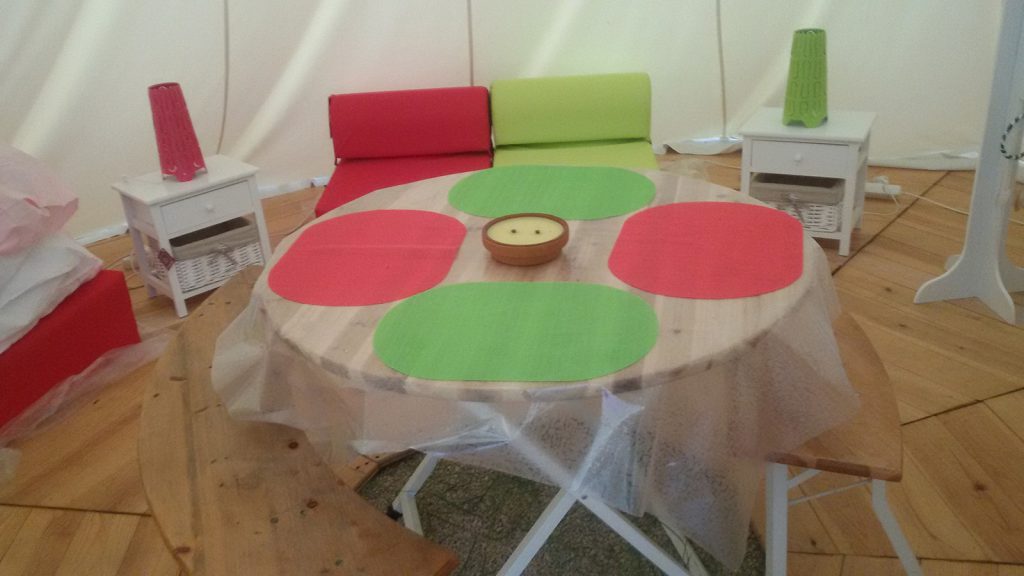 Espace repas et couchages à l'intérieur du Tipi